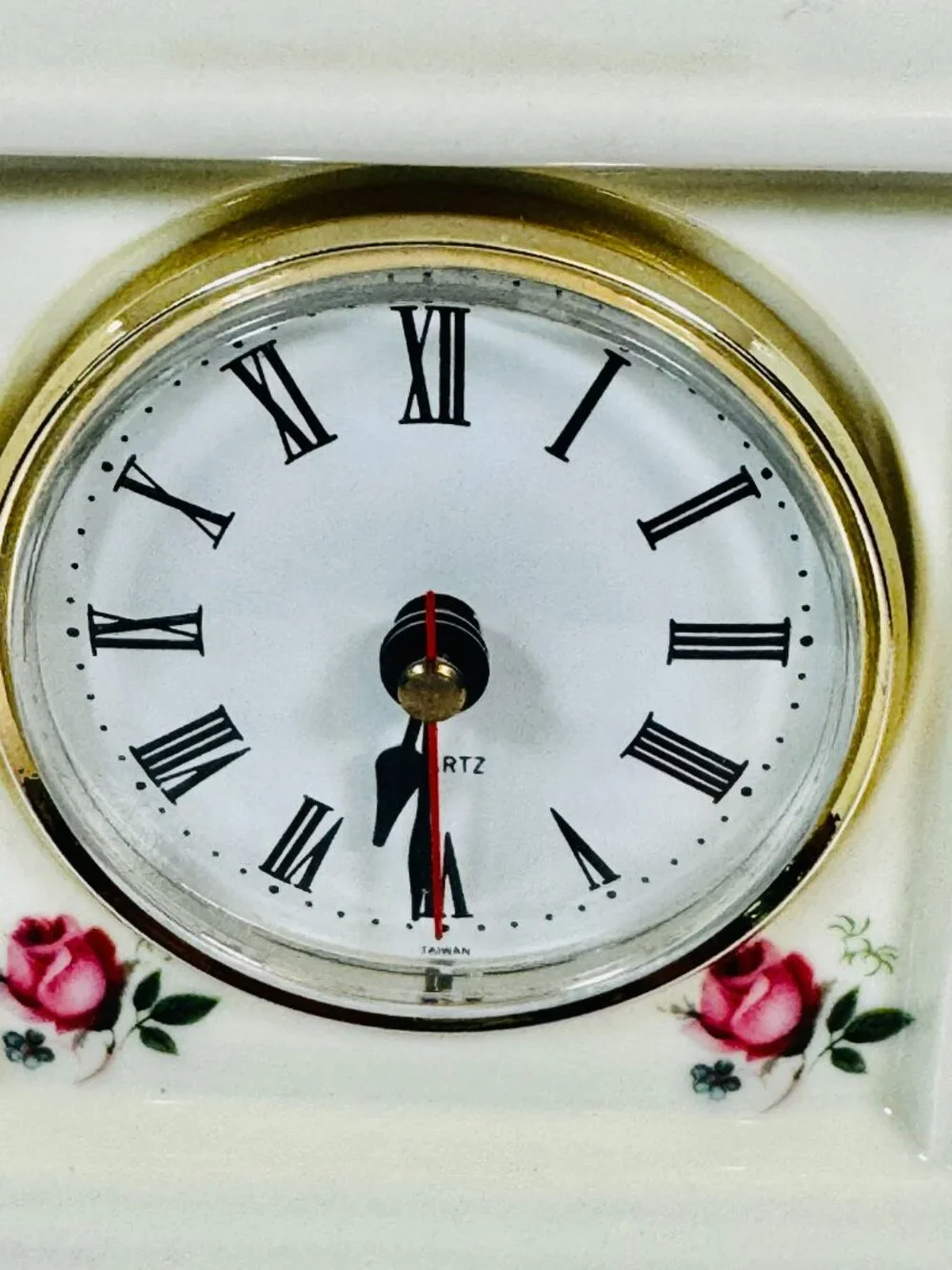 Vtg Ingraham Porcelain Table Clock Quartz Ivory Roses 5.5